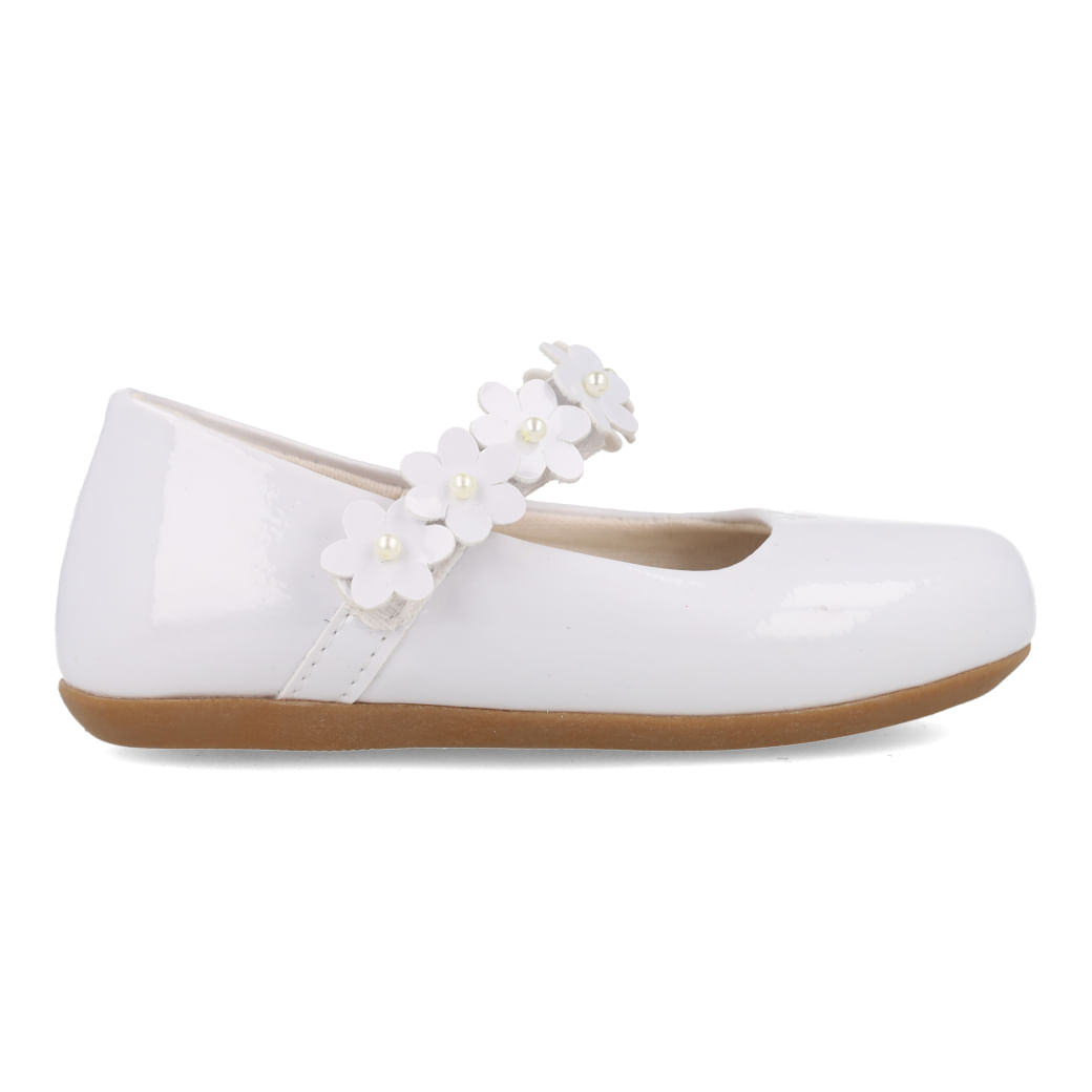 Sapatilha infantil branca com brilho verniz vista lateral direita, com tira decorada por flores e pérolas, bico arredondado e solado marrom claro.